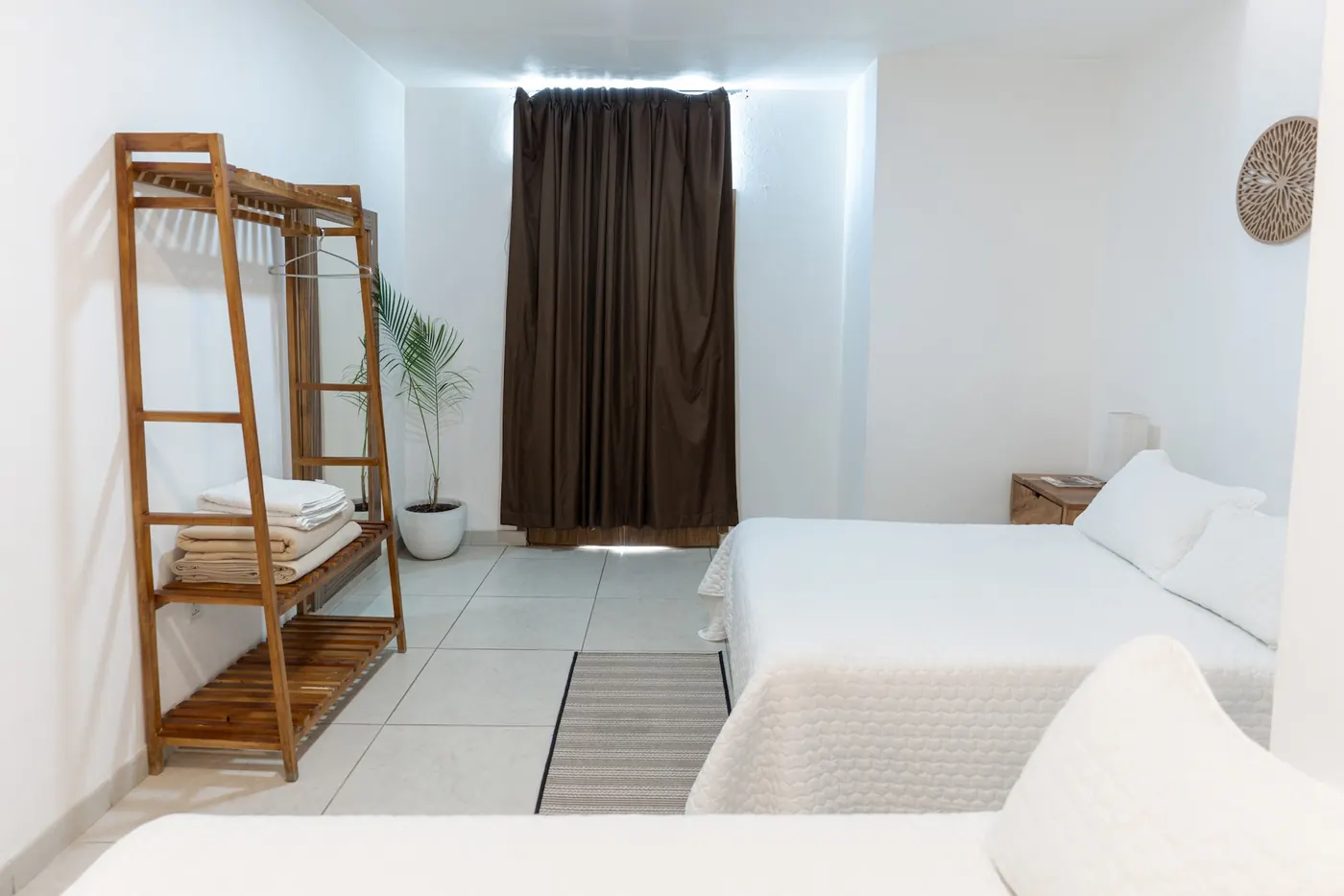 Habitación doble con clóset y cortinas