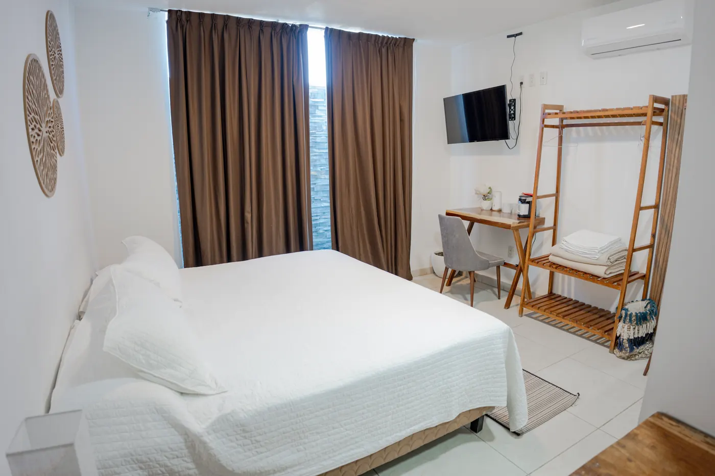 Recámara con cama king size, escritorio y clóset