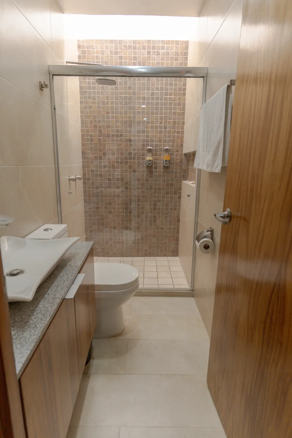 Baño con regadera y cancel de vidrio