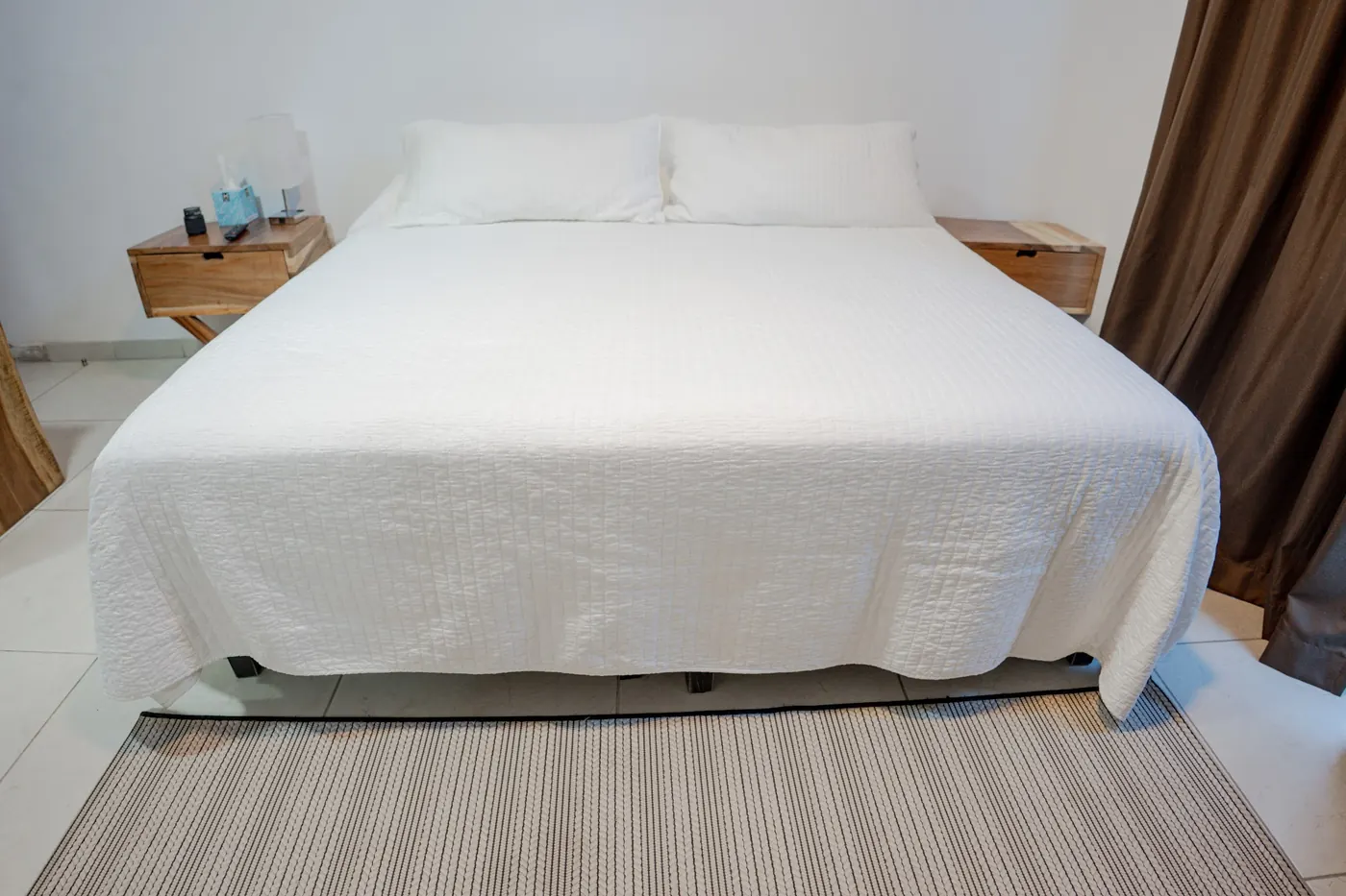 Habitación sencilla con cama king size