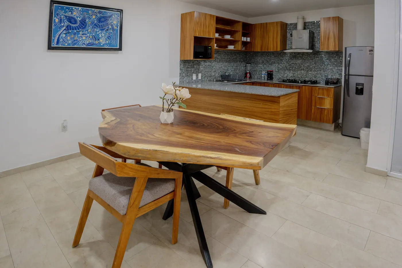 Suite con comedor de parota y cocina equipada